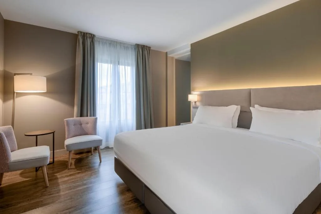 Deluxe-Zimmer mit extragroßem Doppelbett — Palacio Tondon Autograph Collection