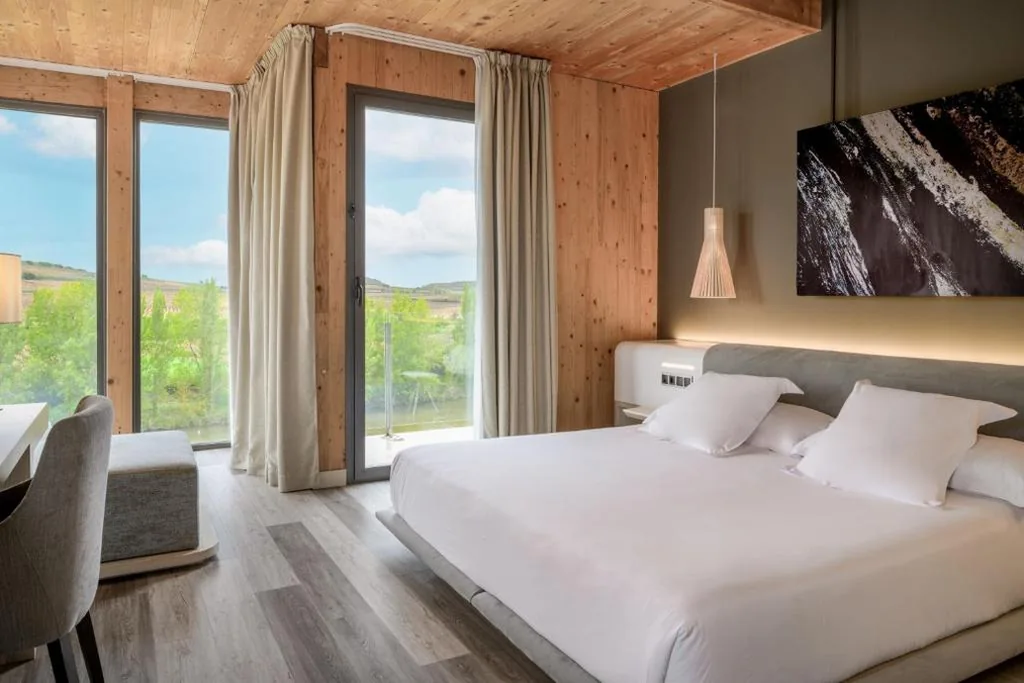 Junior Suite mit extragroßem Doppelbett und Flussblick — Palacio Tondon Autograph Collection
