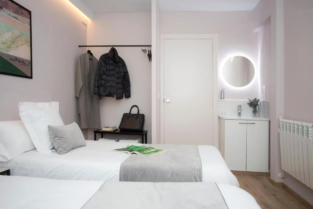 Doppelzimmer mit externem eigenem Bad und 2 Betten — Palacios Rooms