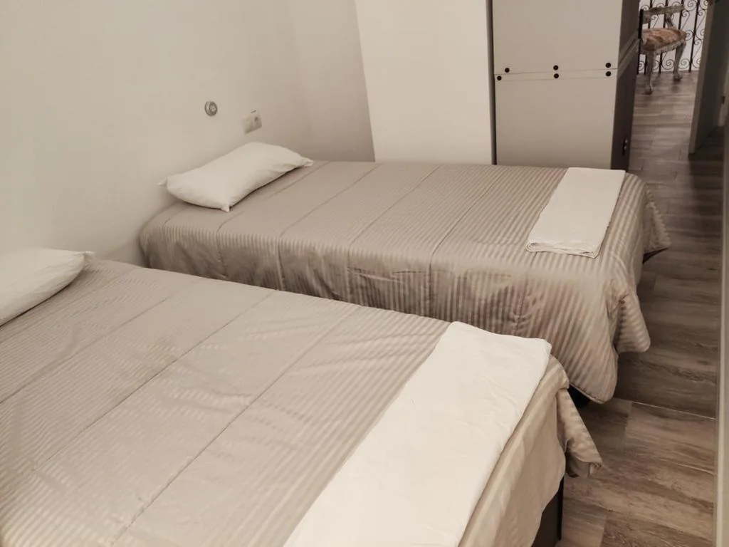 Habitación Doble con baño privado - 2 camas — Palafox 23