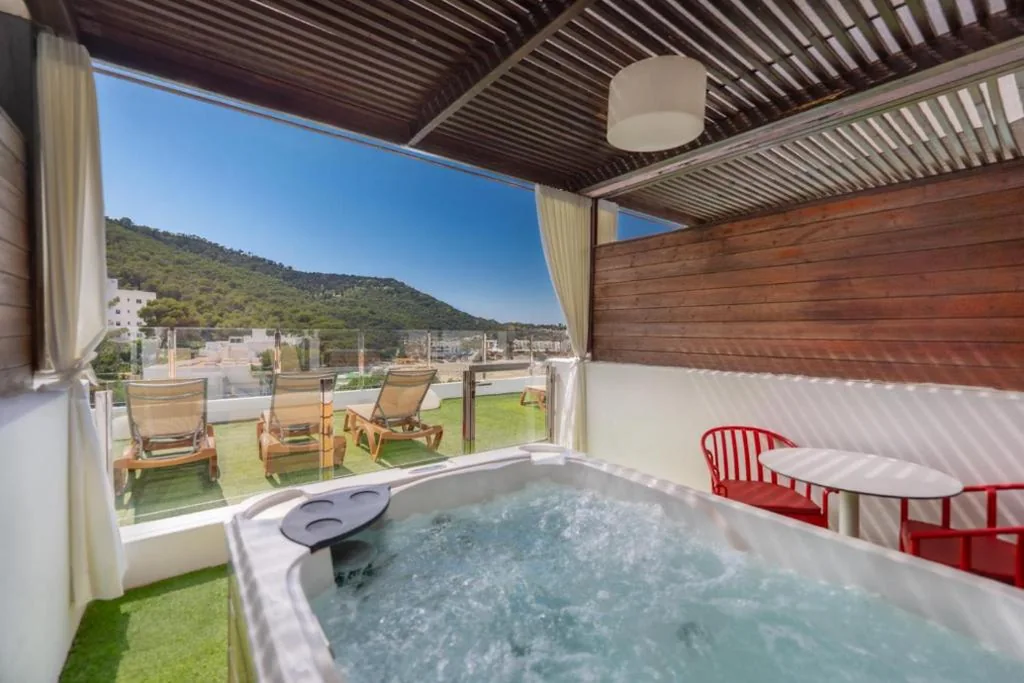 Habitación Doble Deluxe con jacuzzi y terraza — Palladium Hotel Cala Llonga - Adults Only