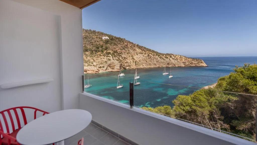 Habitación Doble Deluxe con vistas al mar — Palladium Hotel Cala Llonga - Adults Only
