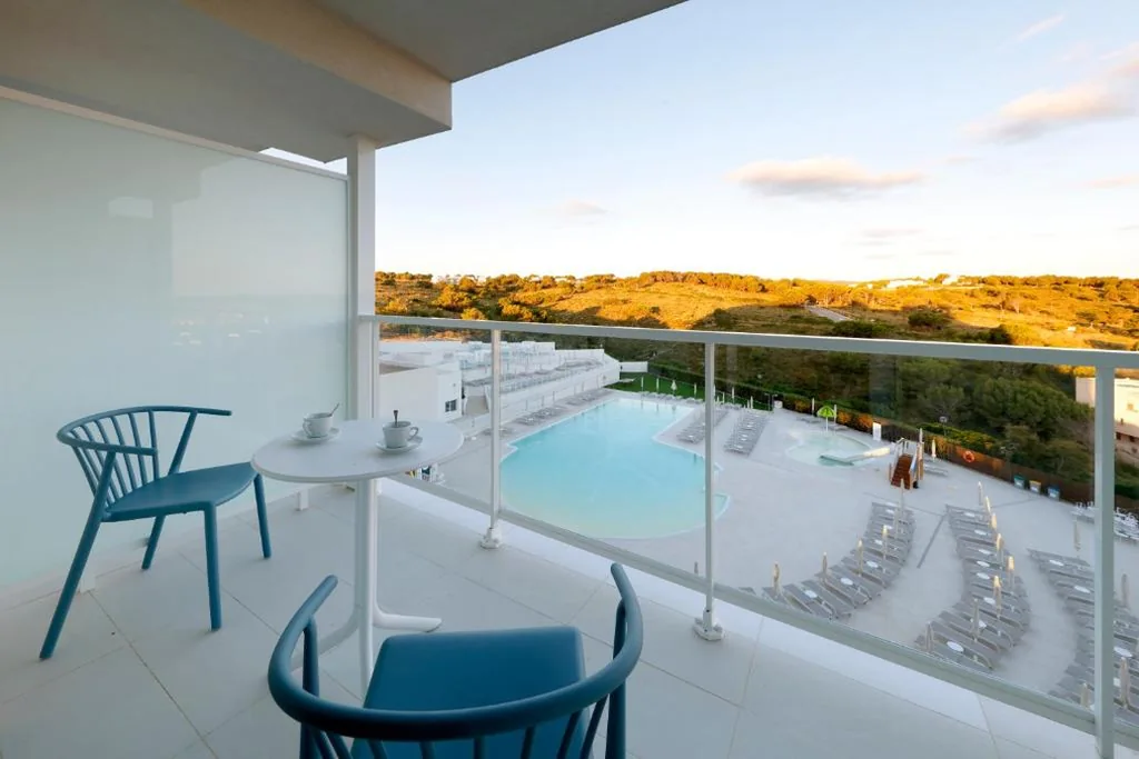 Alojamiento Deluxe con vistas a la piscina — Palladium Hotel Menorca