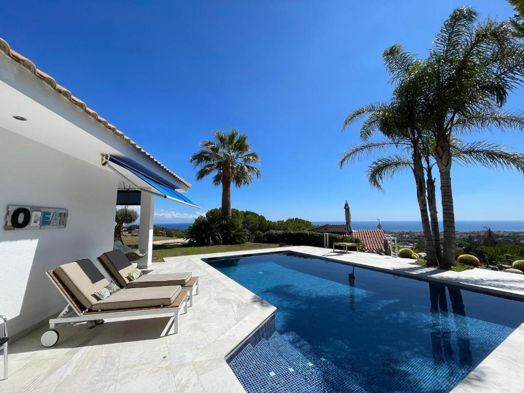 Palm Maresme - Suite with bathroom and terrasse with ocean views in a private villa
