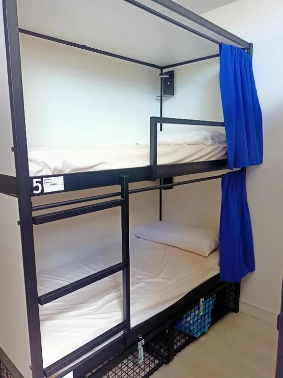 Bed in een slaapzaal voor mannen met 8 bedden — Palma Port Hostel - Albergue Juvenil
