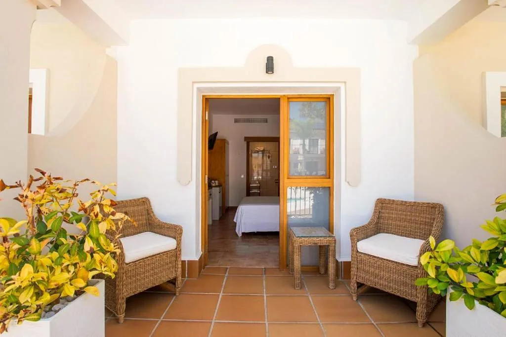 Standard-Doppelzimmer mit Poolblick – 1 oder 2 Betten — Paloma Blanca Boutique Hotel