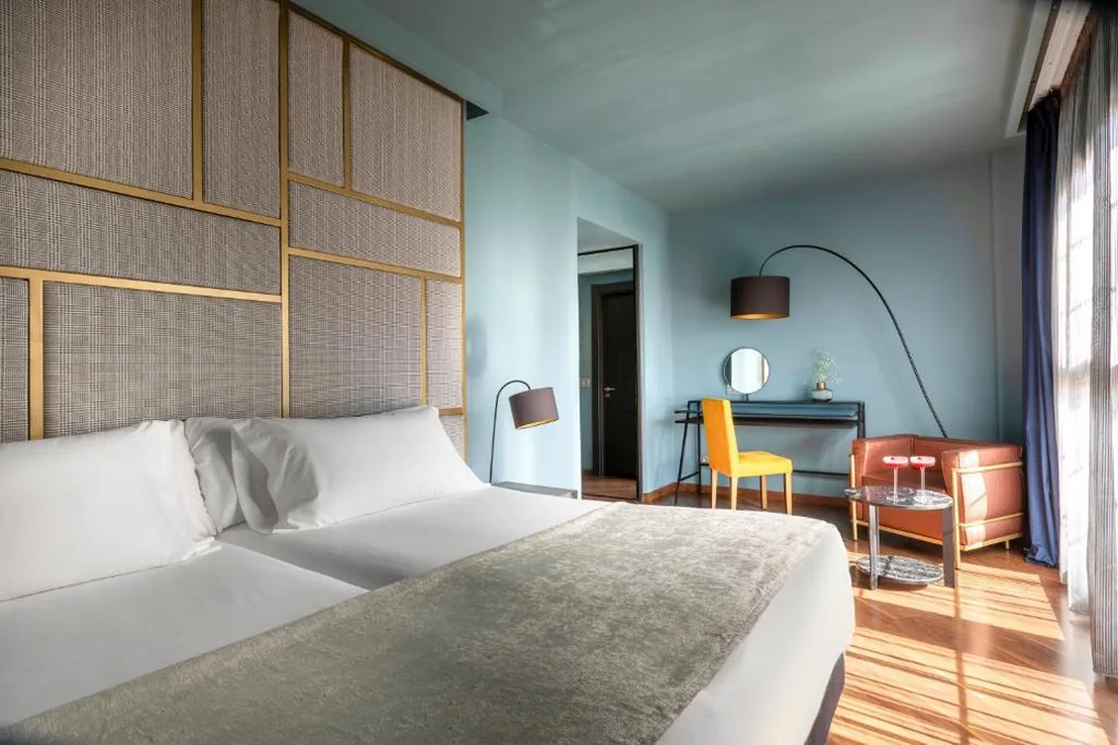 Standard-Doppelzimmer mit Zustellbett — Pamplona Catedral Hotel
