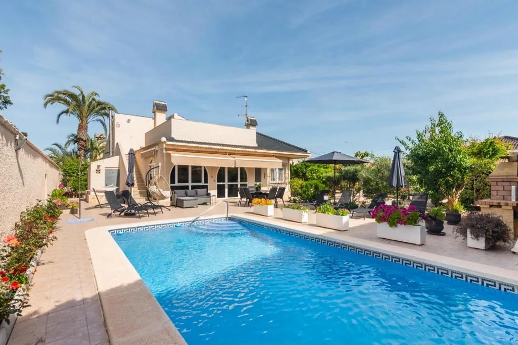 Villa — PARADISE GARDEN
