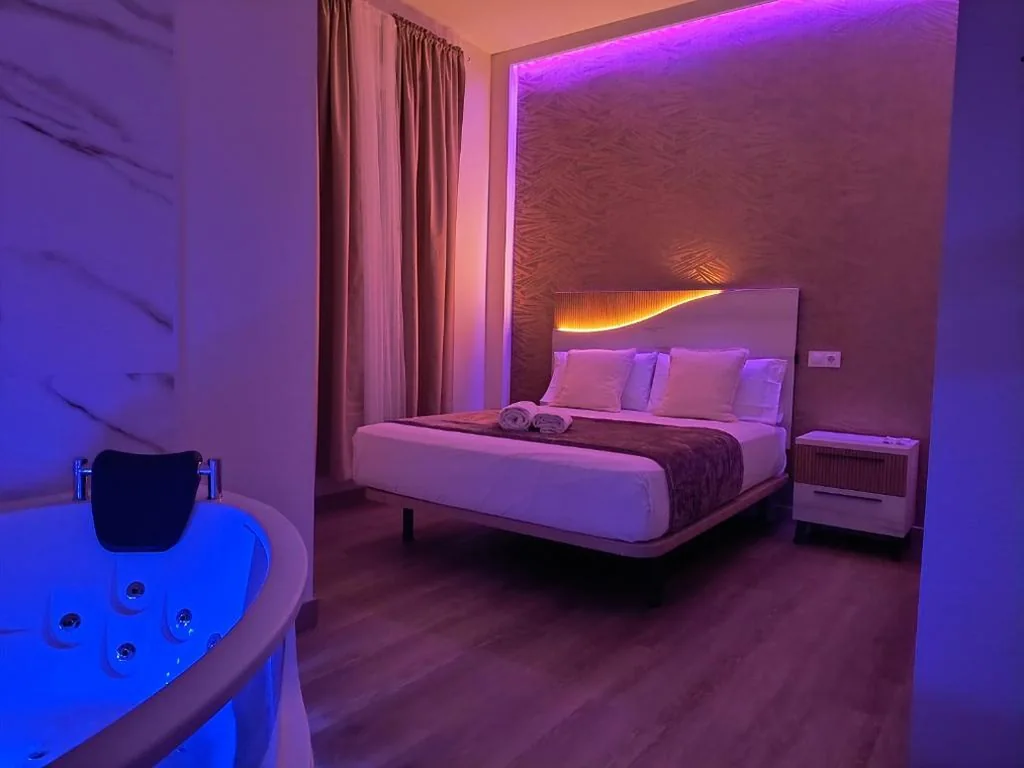 Doppelzimmer mit Whirlpool-Badewanne — Paradise Suites Madrid