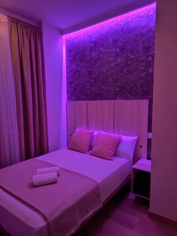 Doppelzimmer mit eigenem Bad — Paradise Suites Madrid