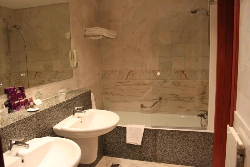 Habitación Doble Estándar (2 adultos + 1 niño) — Parador de Baiona