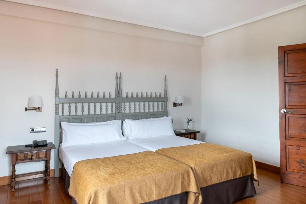 Habitación Doble Estándar (3 adultos) — Parador de Calahorra