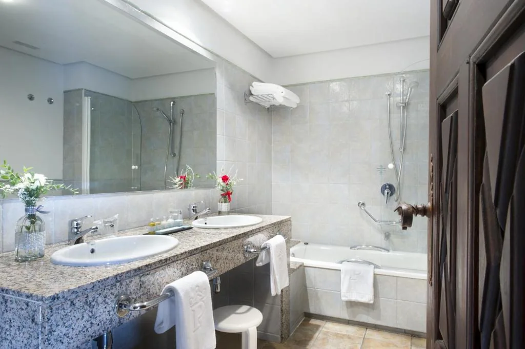 Standard-Doppelzimmer (2 Erwachsene + 1 Kind) — Parador de Cangas de Onís