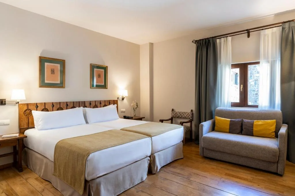 Standard Double Room (2 Adults + 1 Child) — Parador de Fuente Dé