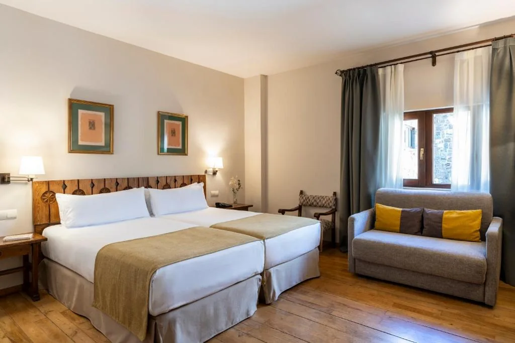 Standard Double Room (3 Adults) — Parador de Fuente Dé
