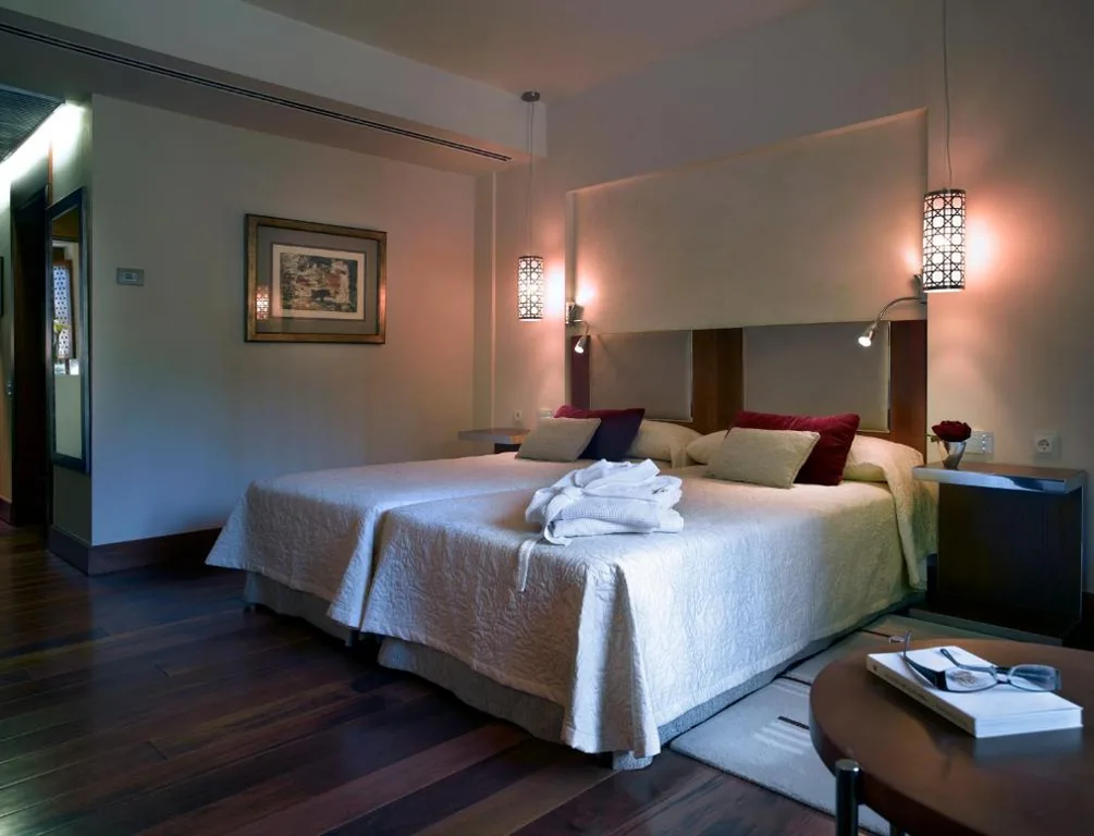 Habitación Doble Estándar (2 adultos + 1 niño) — Parador de Granada
