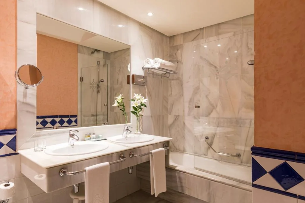 Double Room with Extra Bed - 1 or 2 Beds (3 Adults) — Parador de Jarandilla de la Vera