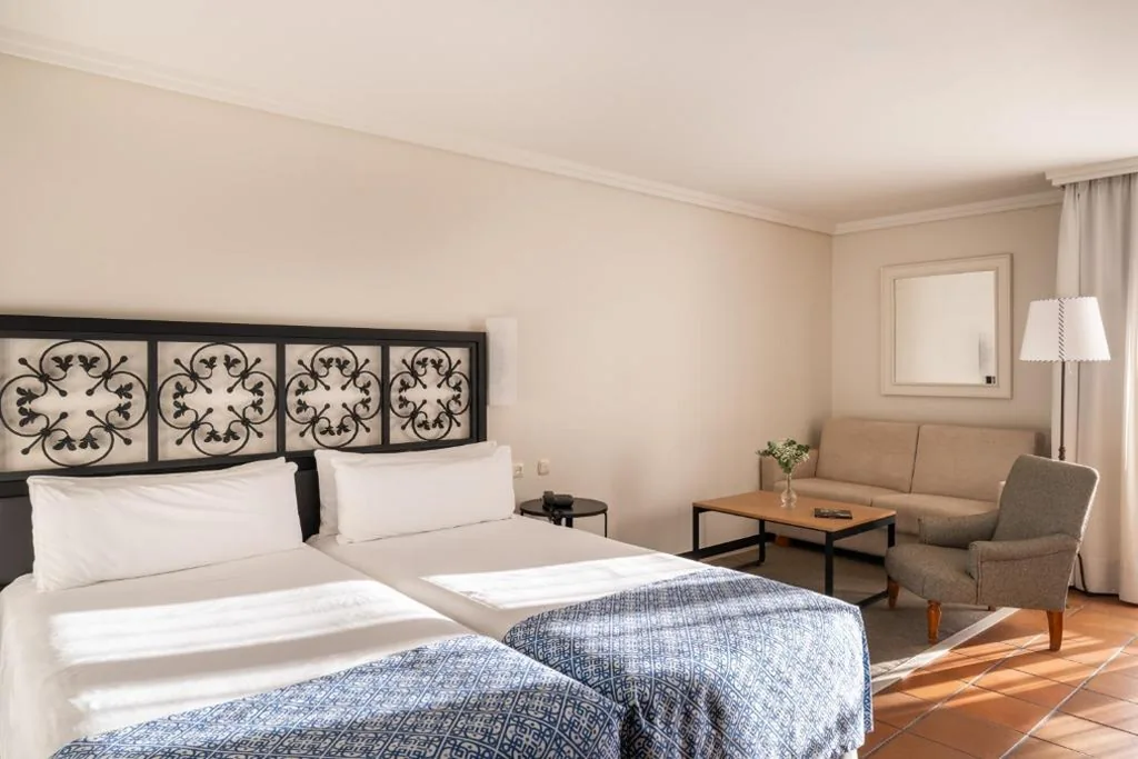 标准双人间（3位成人） — Parador de Málaga Gibralfaro