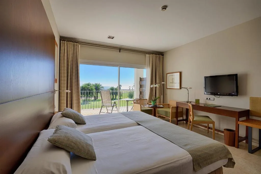 Chambre Double Standard (2 adultes + 1 enfant) — Parador de Málaga Golf