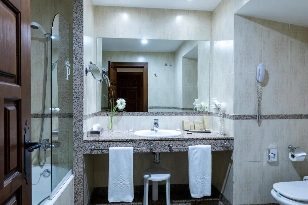 Habitación Doble Estándar (3 adultos) — Parador de Monforte de Lemos