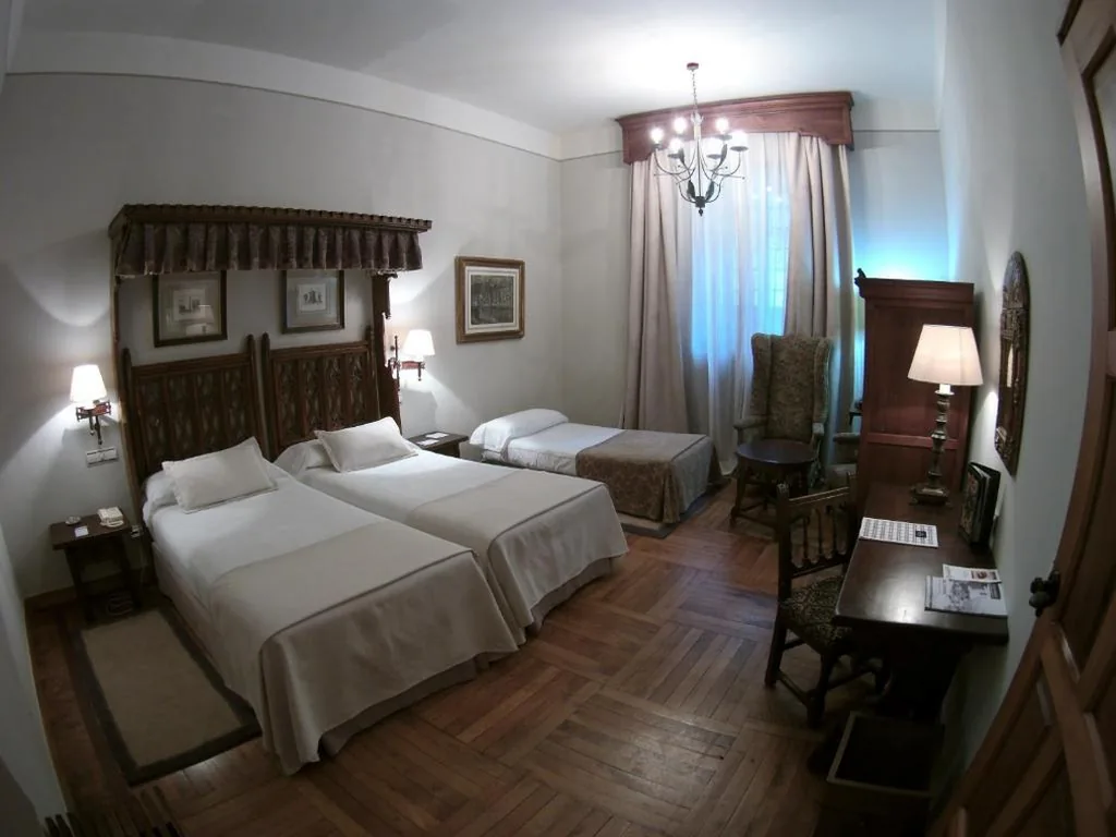 Camera doppia standard (2 adulti + 1 bambino) — Parador de Santiago - Hostal Reis Catolicos
