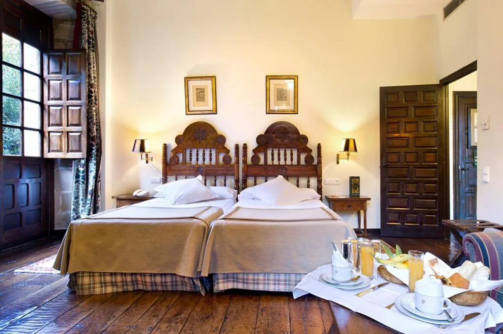 Standardzimmer (2 Erwachsene + 1 Kind) — Parador de Santillana Gil Blas