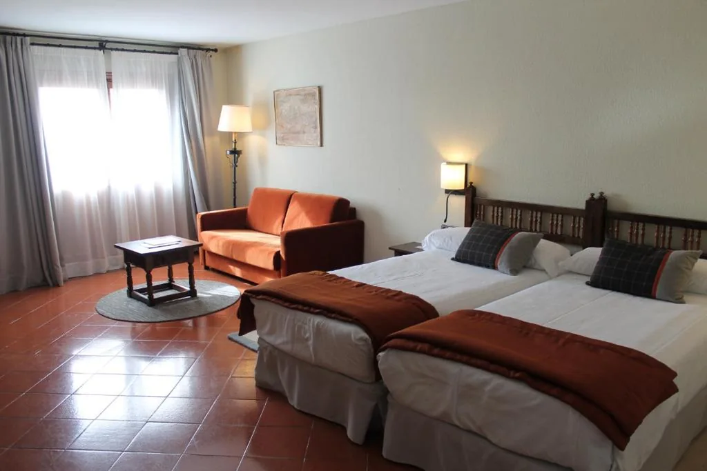 Standard Twin Room (2 Adults + 1 Child) — Parador de Santo Domingo de la Calzada
