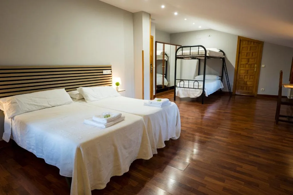 Camera quadrupla con bagno — Paratene Ostatu Habitaciones