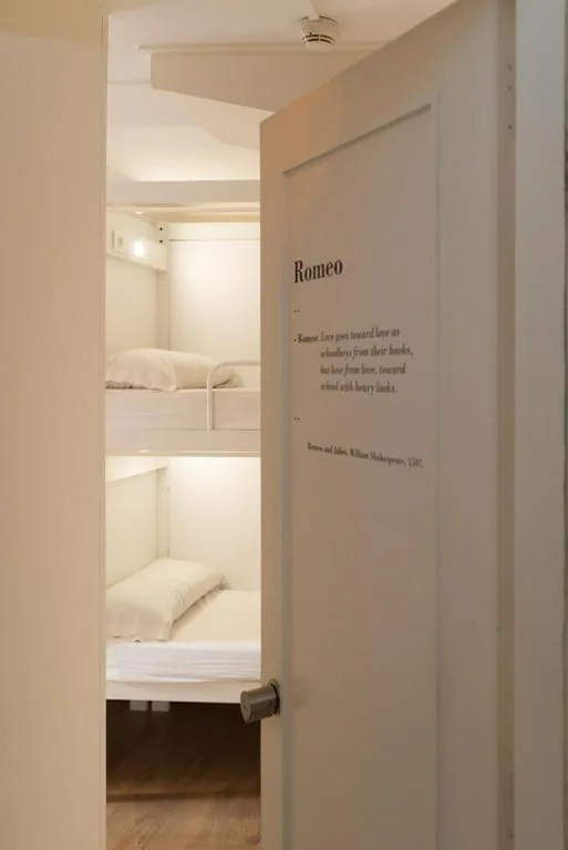 Einzelbett im 4-Bett-Gemeinschaftsschlafsaal mit Gemeinschaftsbad — Pars Teatro Hostel