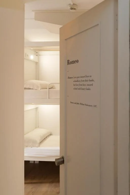 Günstiges Doppelzimmer mit Gemeinschaftsbad — Pars Teatro Hostel