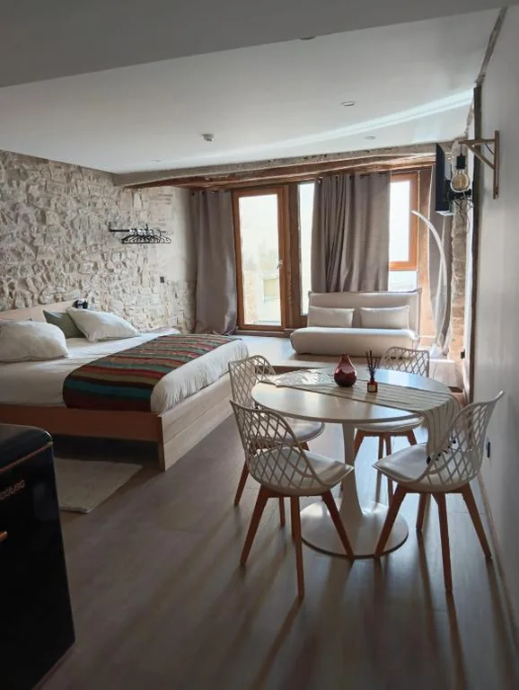 Estudio con balcón — Patio y Calados Rioja Suites AT - Piscina en lago histórico & calados subterráneos