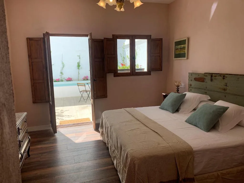 Suite avec très grand lit et vue sur la piscine — Patios del Agua