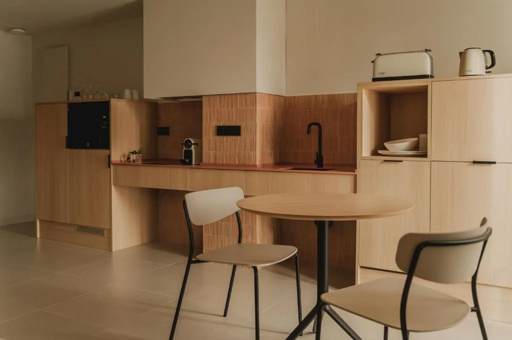 Studio Apartment with Balcony — Pau Suites