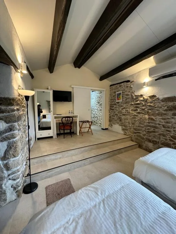 Deluxe Double or Twin Room with Mountain View — Pazo de Laia