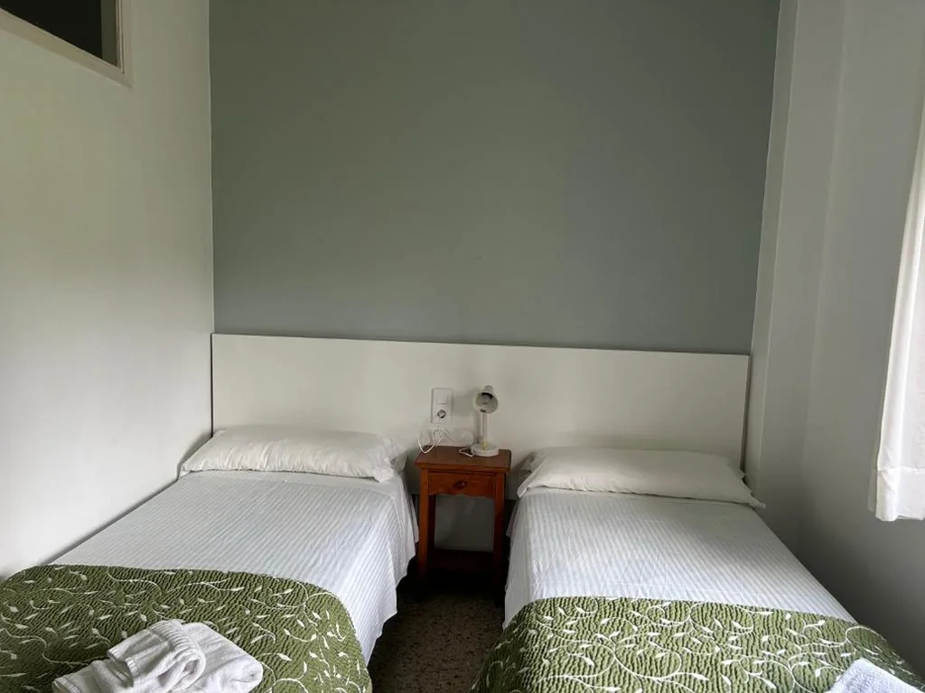 Habitación Doble Económica con baño privado - 2 camas - Anexo — Pazo Pias P