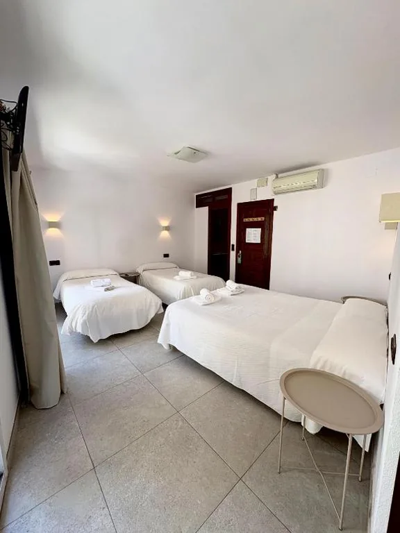 Habitación Cuádruple con balcón — Pensió Anna
