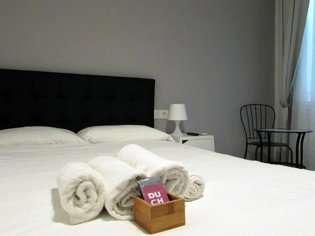Basic Double Room with Private Bathroom — Pensió Cerdanya