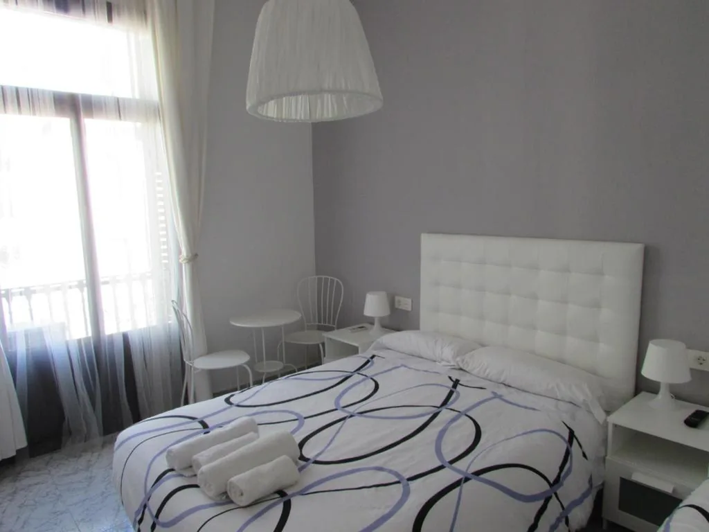 Double Room with Private Bathroom and Balcony — Pensió Cerdanya