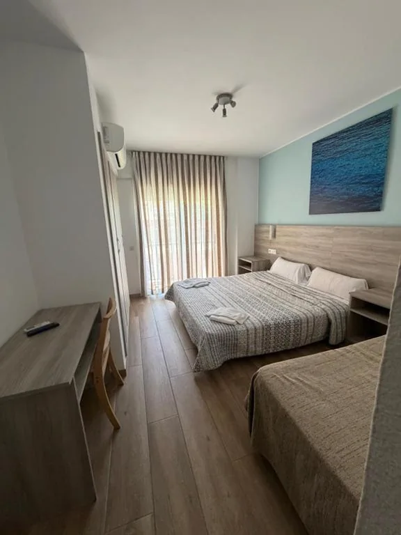 Quarto Triplo com varanda — Pensió Costa Brava