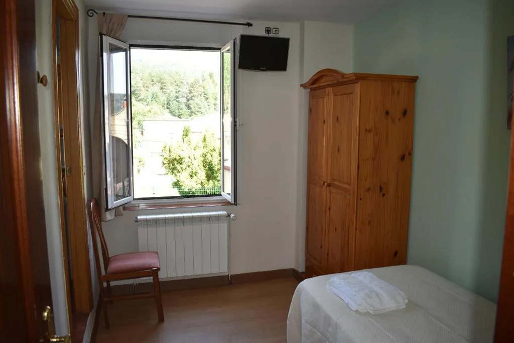 Habitación Individual con baño privado — Pensión 15 de Mayo
