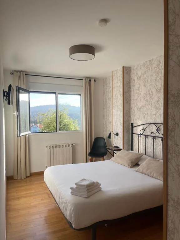 Doppelzimmer mit eigenem Bad — Pension 23-Vinte e Tres