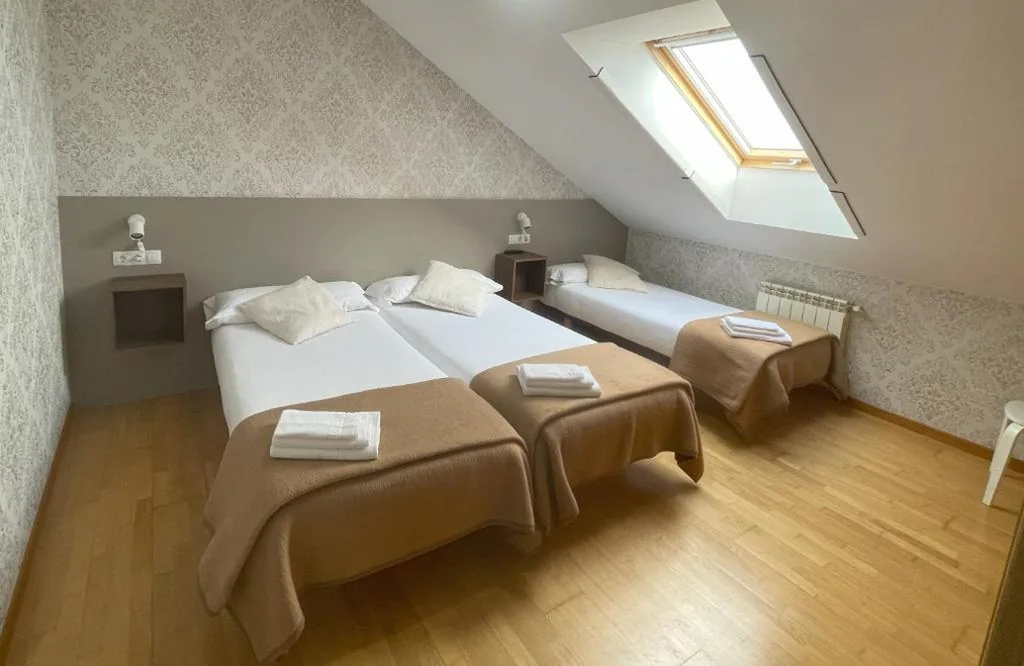 Dreibettzimmer mit eigenem Bad — Pension 23-Vinte e Tres