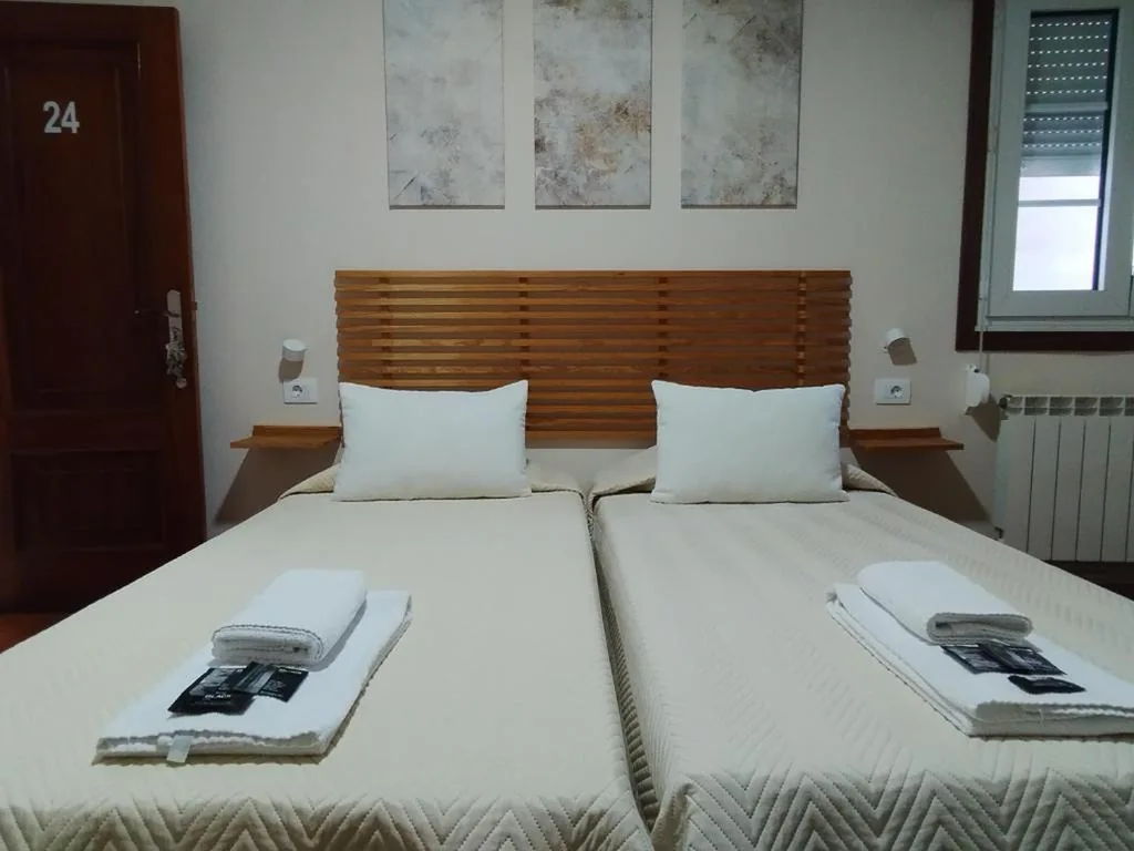 Habitación Doble con baño privado - 2 camas — Pensión 813