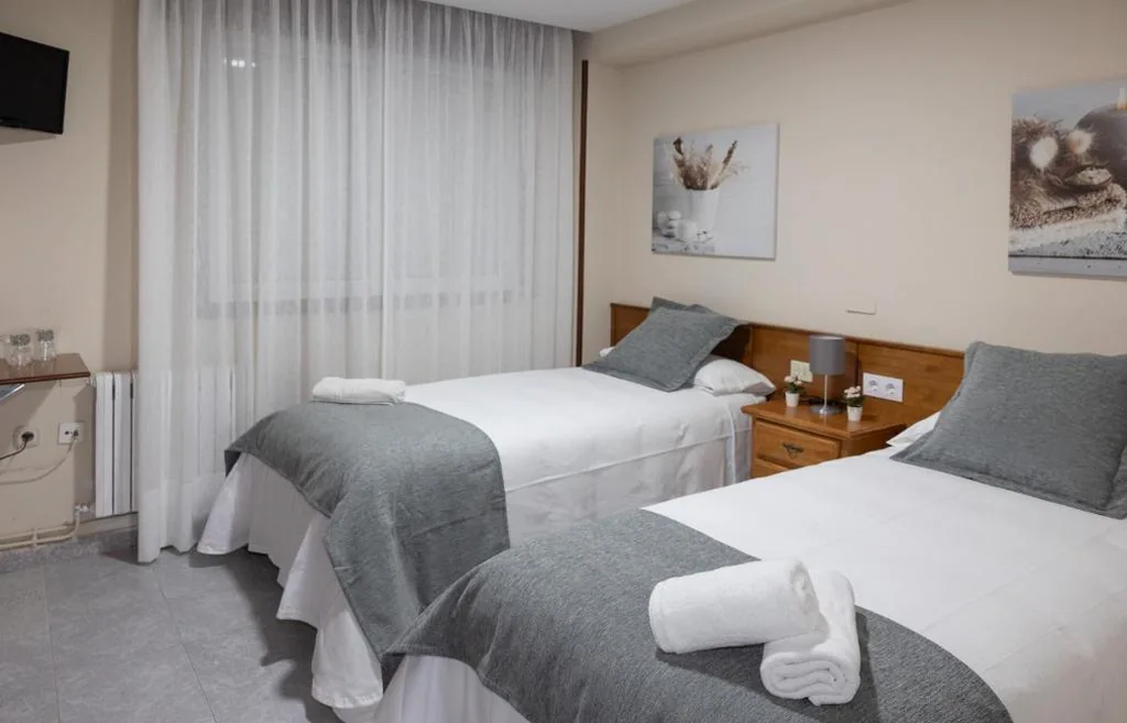 Chambre double adaptée aux personnes à mobilité réduite — Pensión A Codeseira Melide
