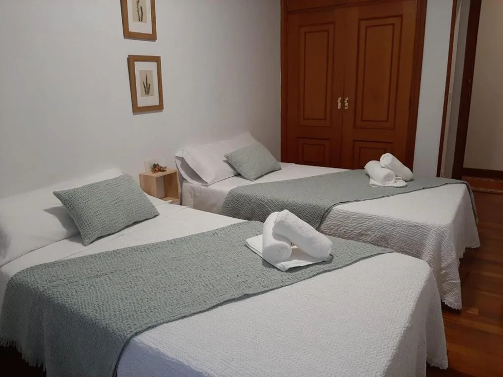Habitación Doble con baño compartido - 2 camas — Pensión A Fonte