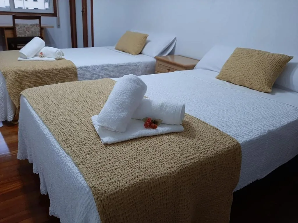 Habitación Doble con baño compartido - 2 camas — Pensión A Fonte