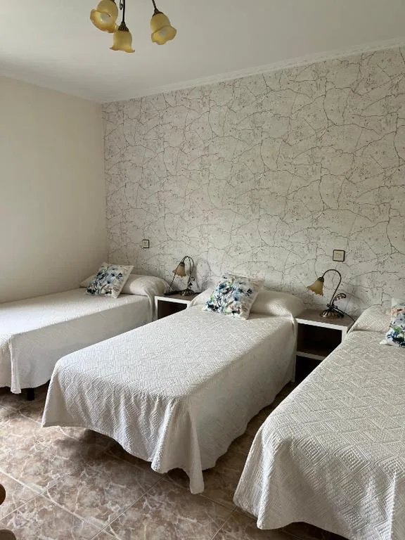 Habitación Triple con baño privado — Pensión A Pedra