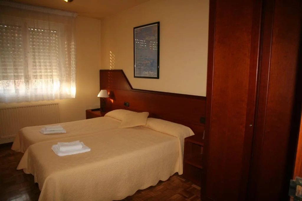 Quarto Duplo com Casa de Banho Partilhada - 2 camas — Pensión Acella