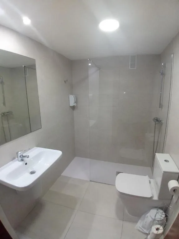 Quarto Duplo com Casa de Banho Partilhada — Pensión Acella