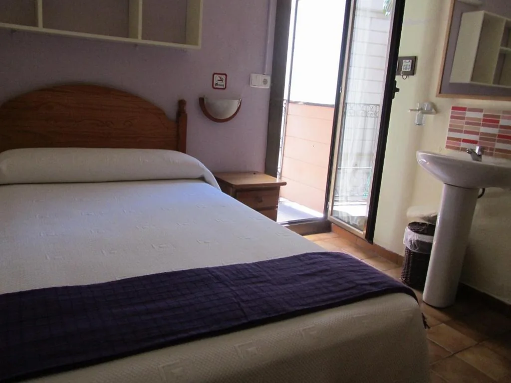 Habitación Doble Pequeña con baño compartido — Pension Alamar